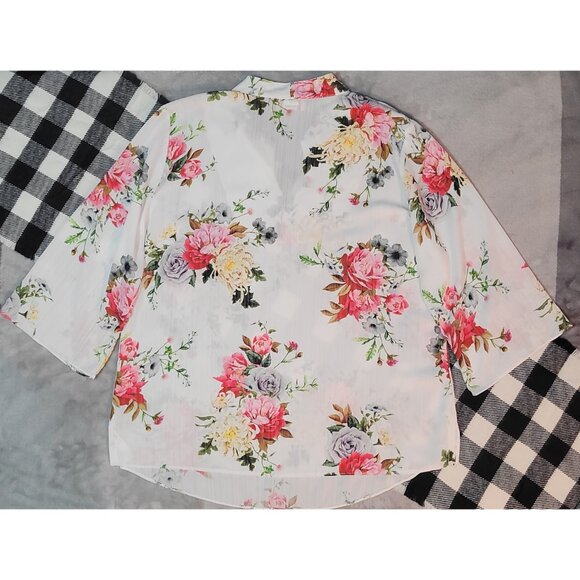 42 | Paloma Carmin | 3/4-Sleeve Floral V-Neck Blouse - Picture 3 of 5